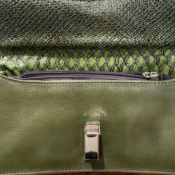 Green vegan leather shoulder purse unique hardware - Picture 7 of 16
